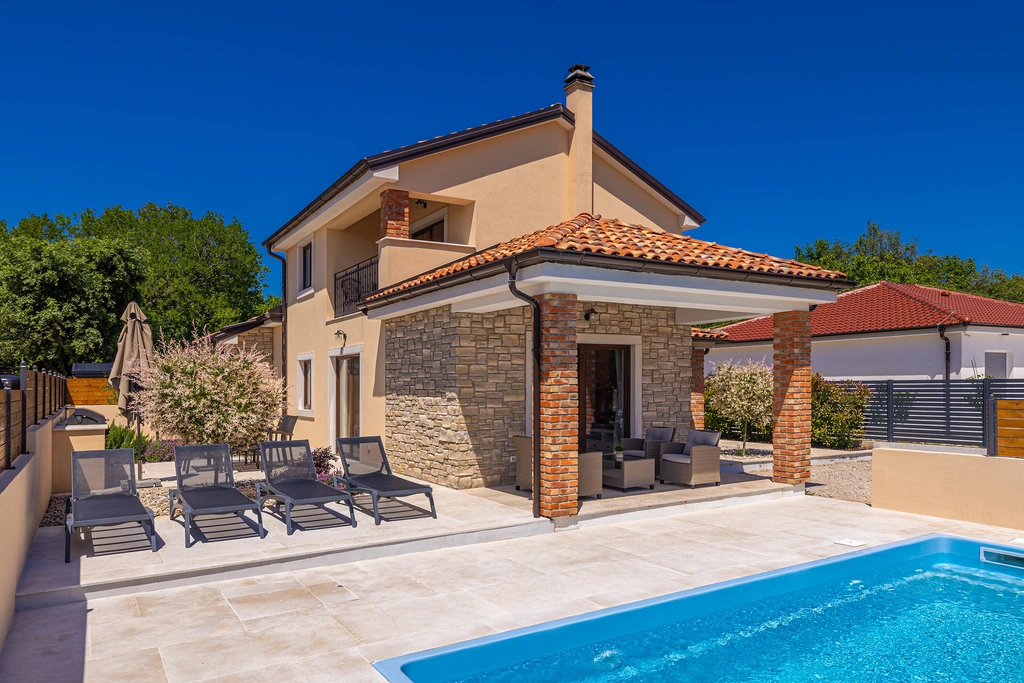 House with Private Pool in Pinezići