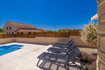 House with Private Pool in Pinezići