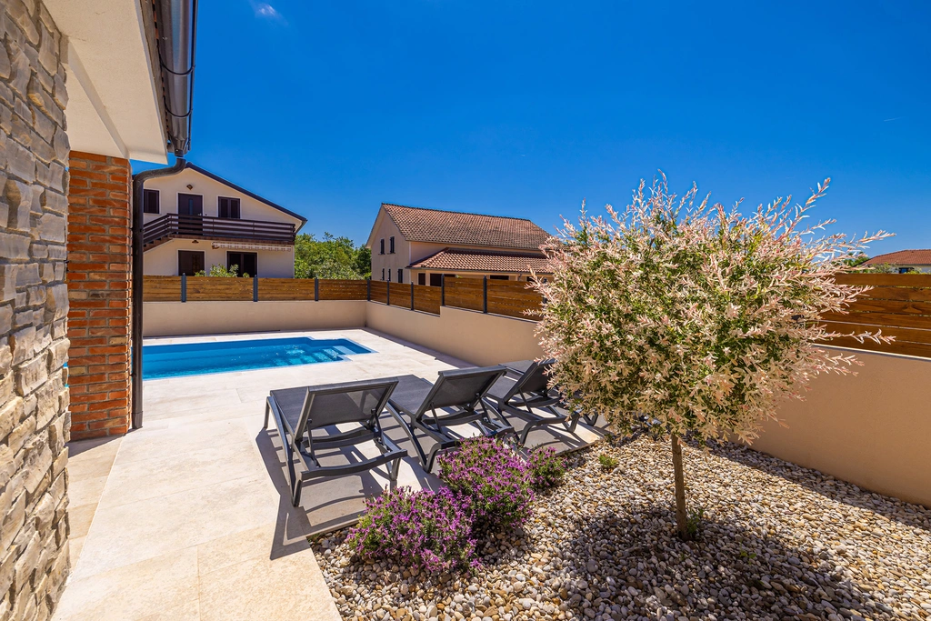 House with Private Pool in Pinezići