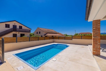 House with Private Pool in Pinezići