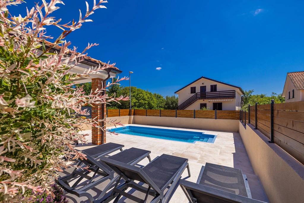 House with Private Pool in Pinezići