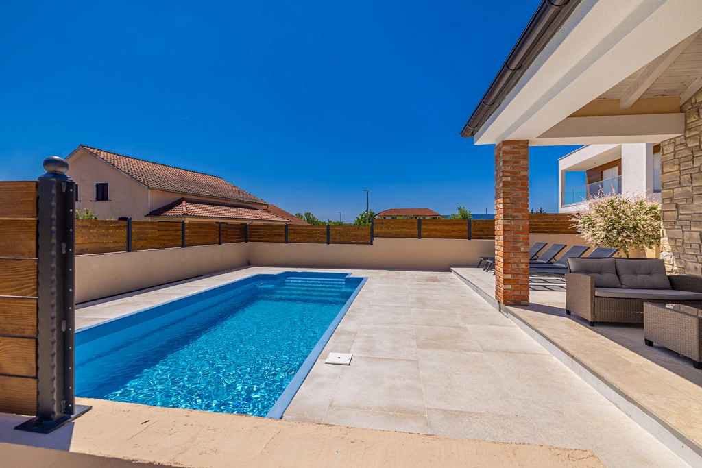 House with Private Pool in Pinezići