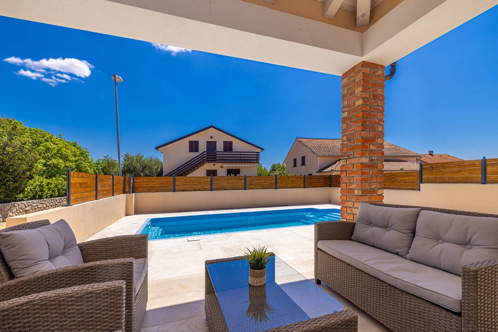 House with Private Pool in Pinezići
