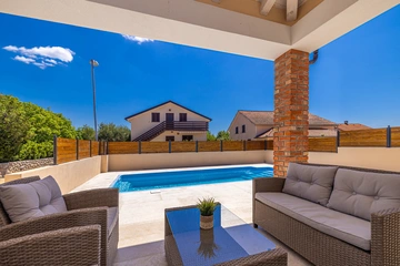 House with Private Pool in Pinezići