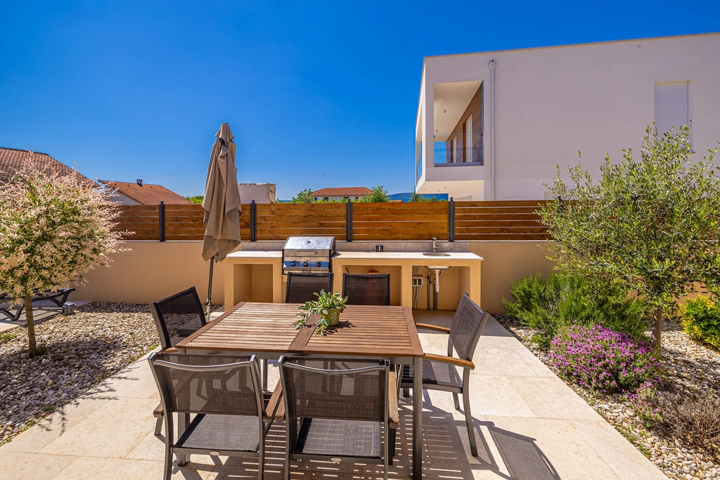 House with Private Pool in Pinezići