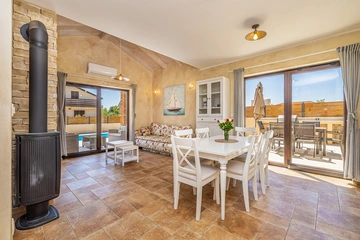 House with Private Pool in Pinezići