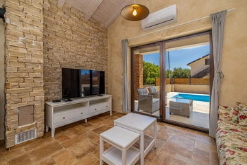 House with Private Pool in Pinezići