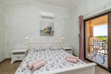 House with Private Pool in Pinezići