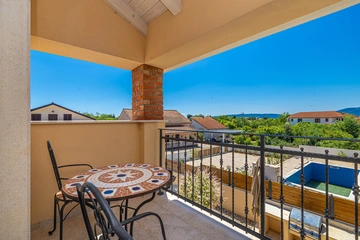 House with Private Pool in Pinezići