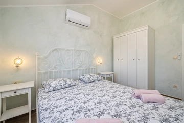 House with Private Pool in Pinezići