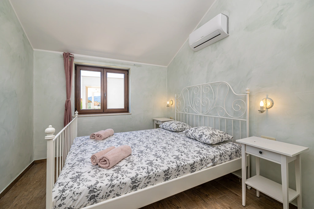House with Private Pool in Pinezići