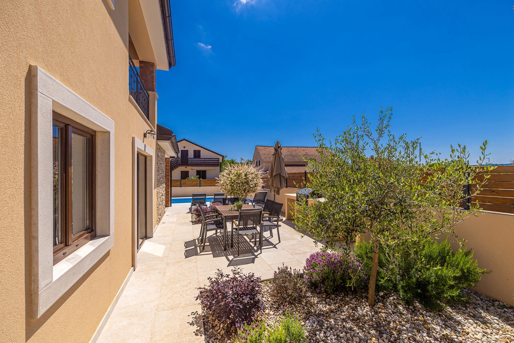House with Private Pool in Pinezići