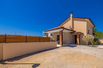 House with Private Pool in Pinezići