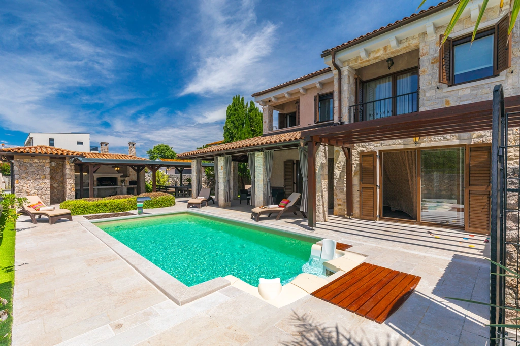 3-Bedroom Holiday House with Heated Pool in Malinska