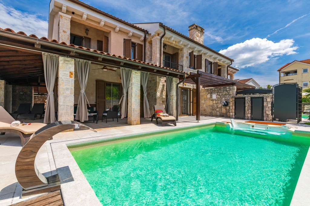 3-Bedroom Holiday House with Heated Pool in Malinska