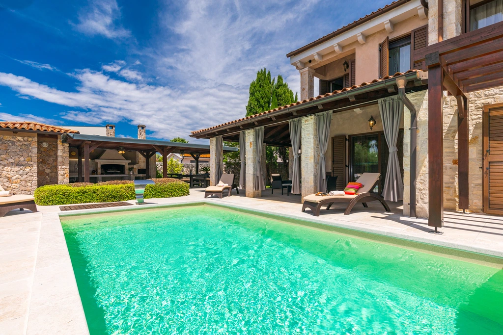 3-Bedroom Holiday House with Heated Pool in Malinska