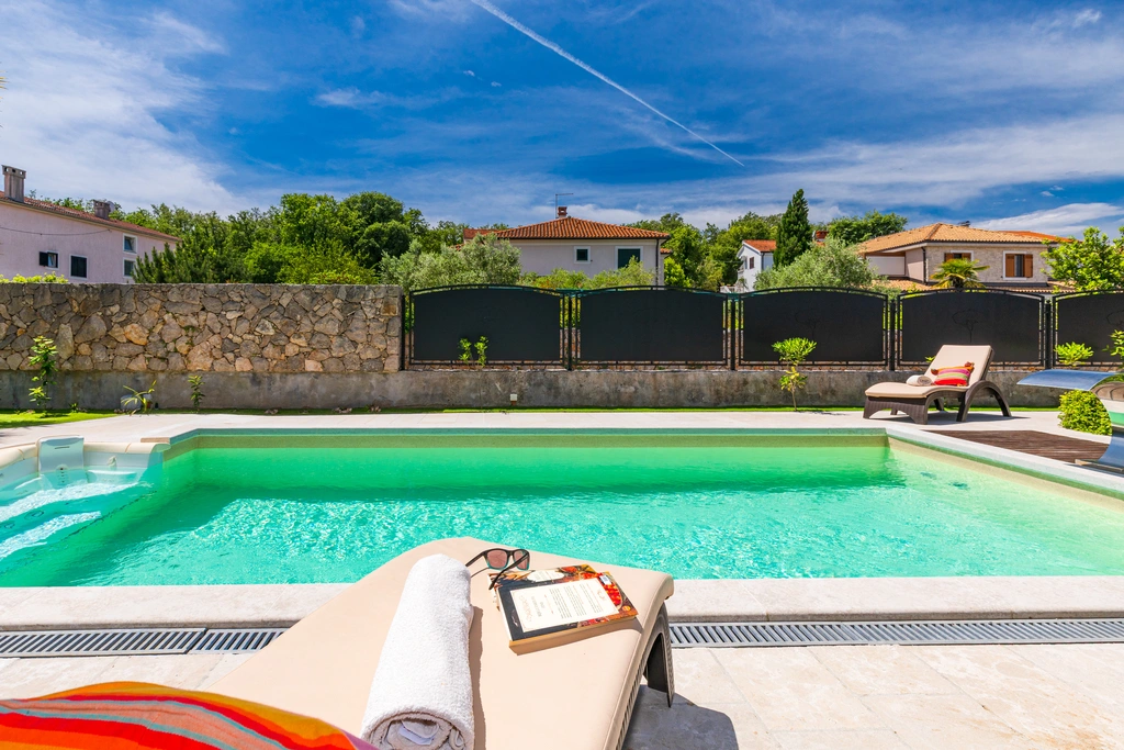 3-Bedroom Holiday House with Heated Pool in Malinska