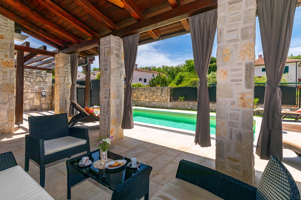 3-Bedroom Holiday House with Heated Pool in Malinska