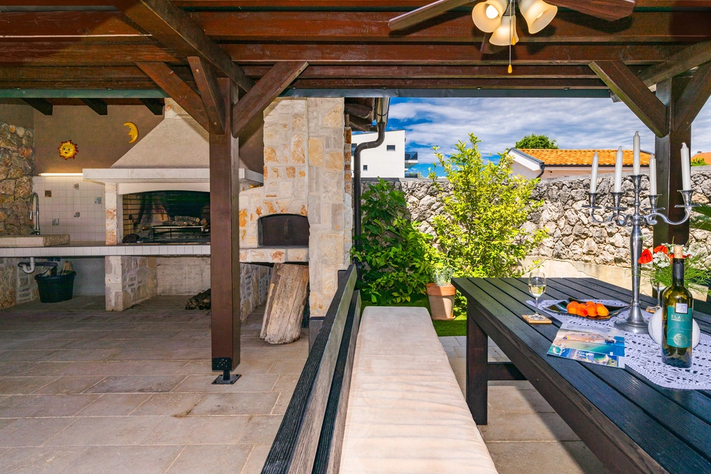 3-Bedroom Holiday House with Heated Pool in Malinska
