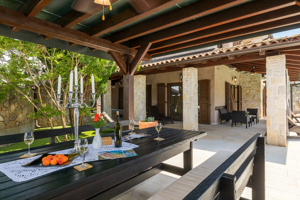 3-Bedroom Holiday House with Heated Pool in Malinska