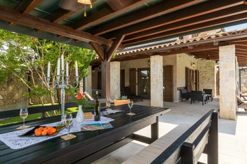 3-Bedroom Holiday House with Heated Pool in Malinska