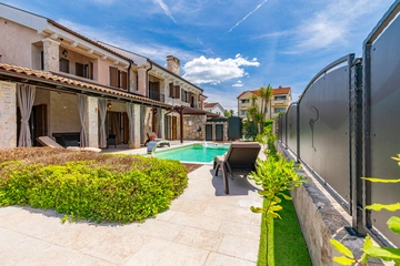 3-Bedroom Holiday House with Heated Pool in Malinska