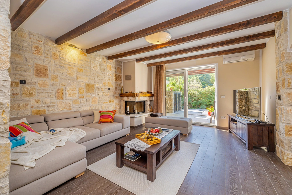 3-Bedroom Holiday House with Heated Pool in Malinska