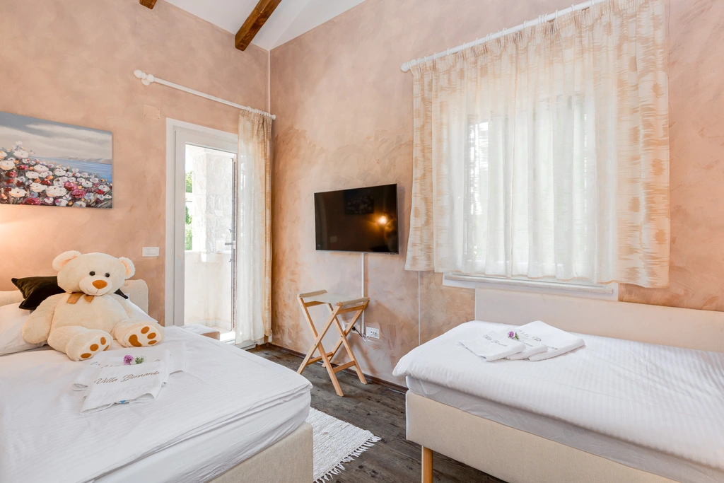 3-Bedroom Holiday House with Heated Pool in Malinska