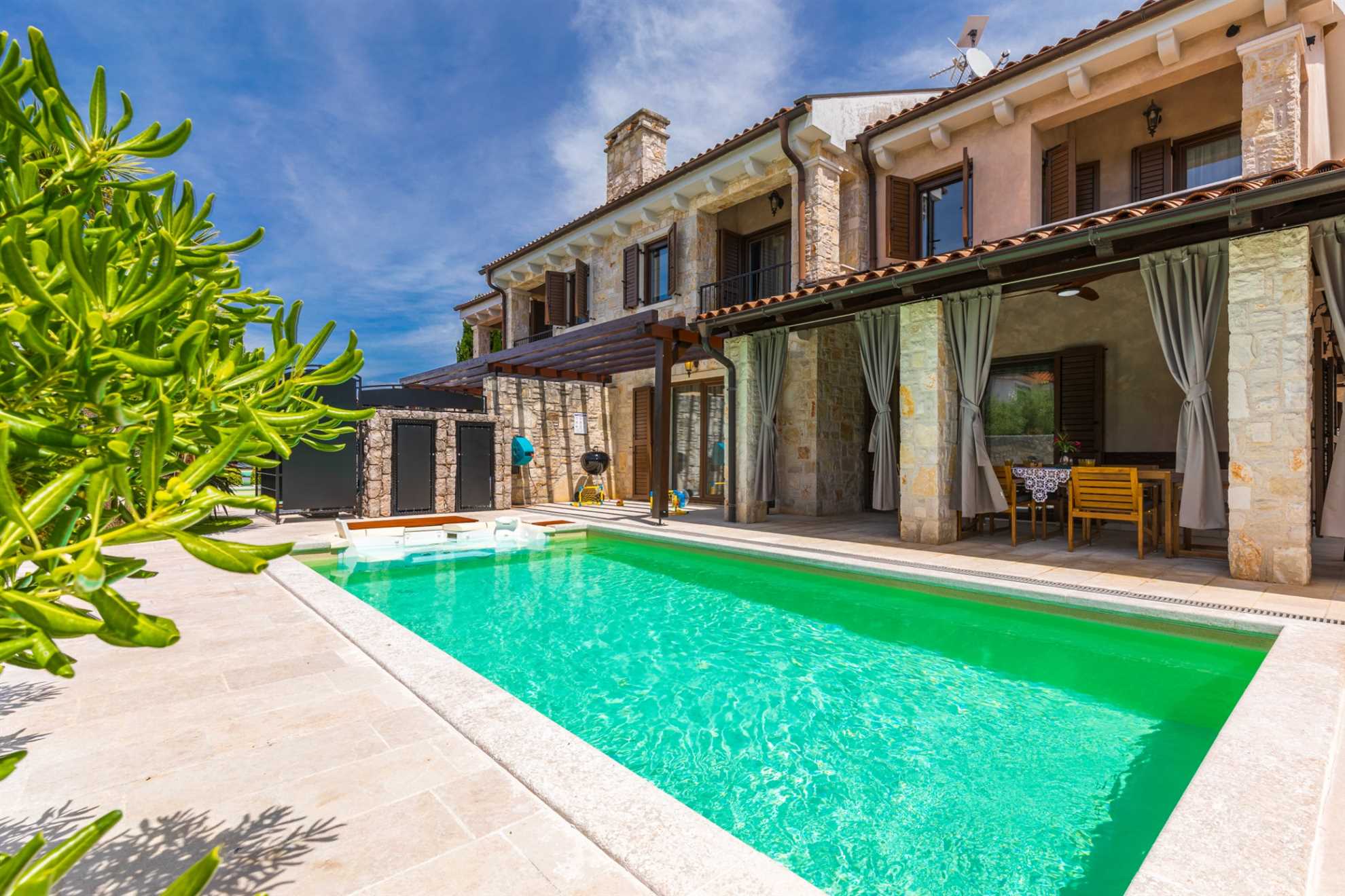 Holiday house SEASCAPE II with heated pool near the sea