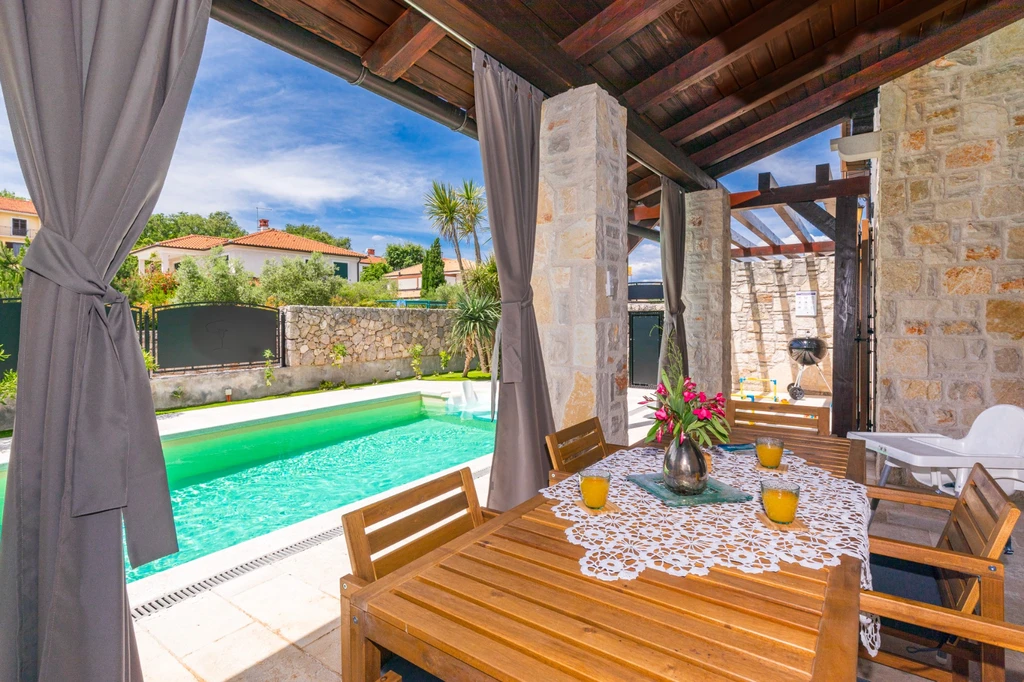 3-Bedroom Holiday House in Malinska with Heated Pool