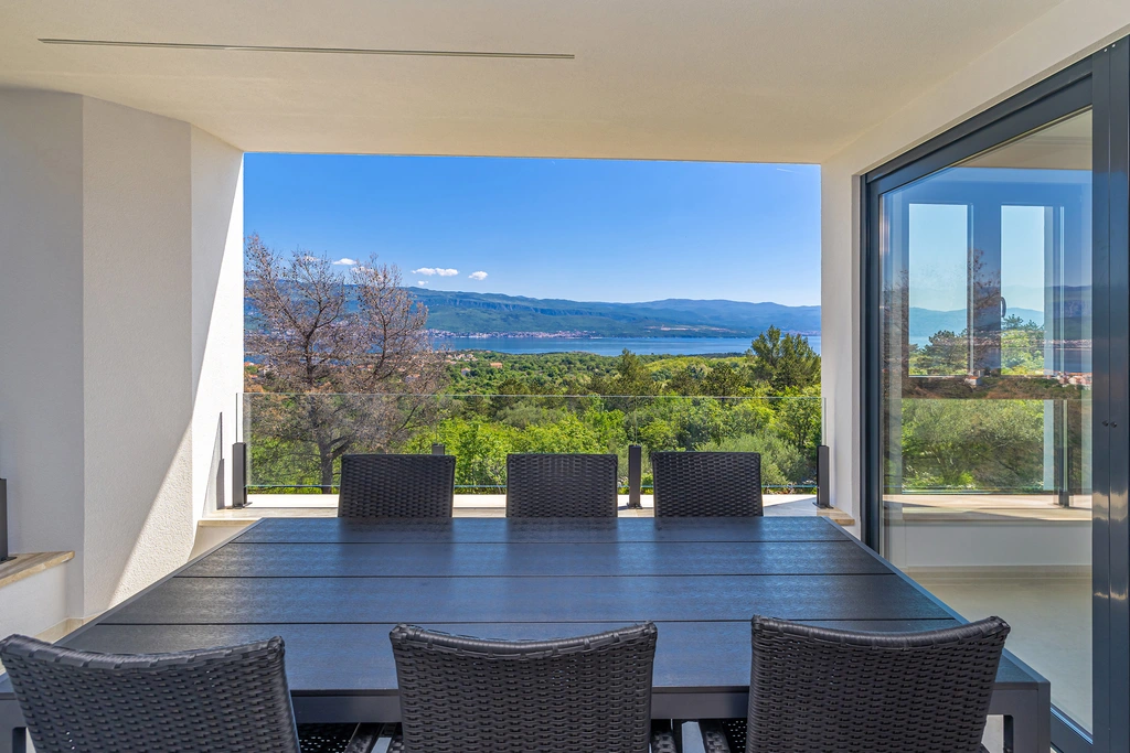 Two-Bedroom Apartment with Sea View in Polje