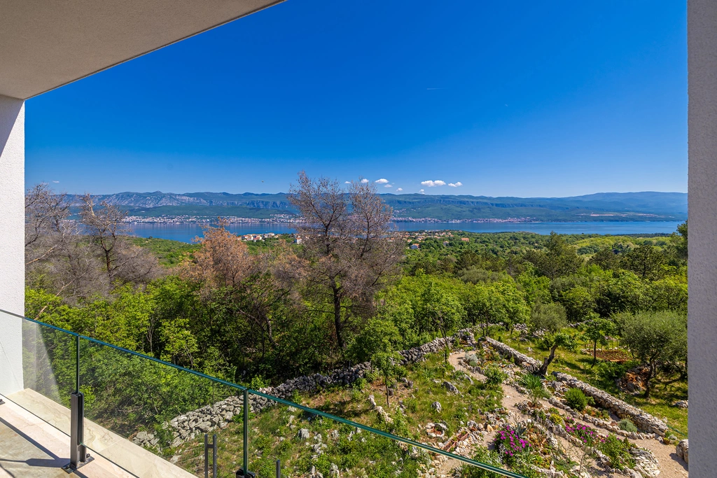 Two-Bedroom Apartment with Sea View in Polje