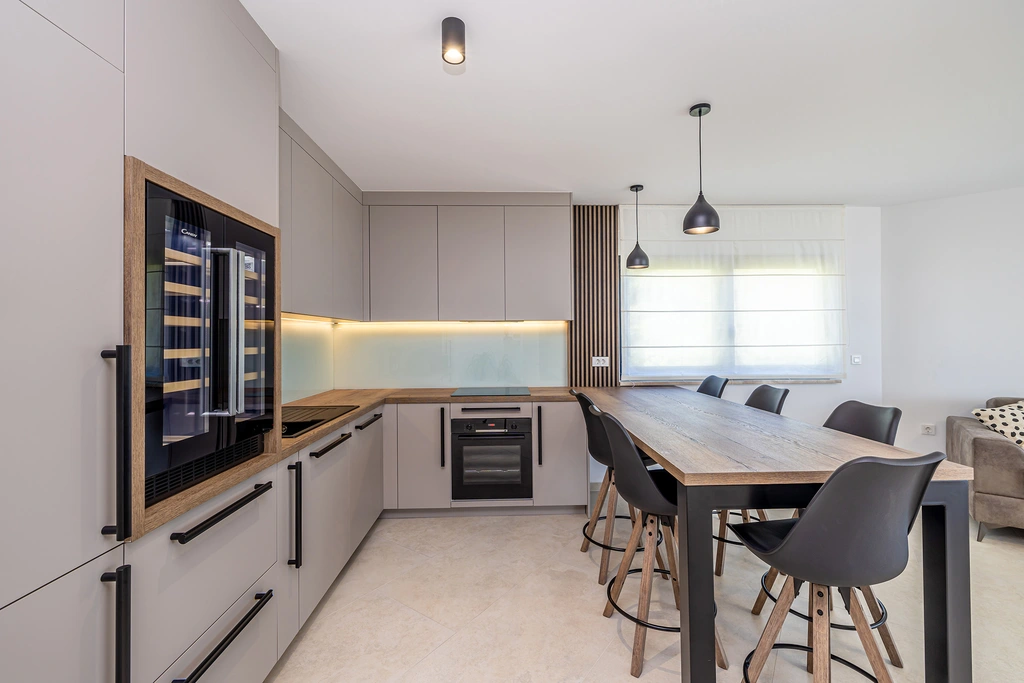 Two-Bedroom Apartment with Sea View in Polje