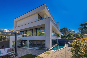 2-Bedroom Apartment with Private Pool in Malinska