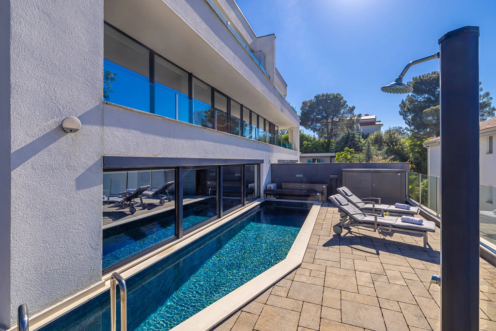 2-Bedroom Apartment with Private Pool in Malinska