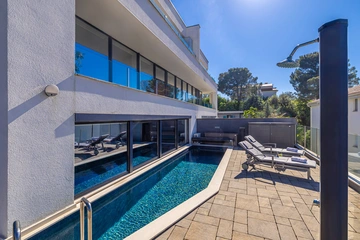 2-Bedroom Apartment with Private Pool in Malinska