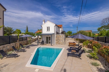 3-Bedroom Holiday House with Heated Pool in Lakmartin