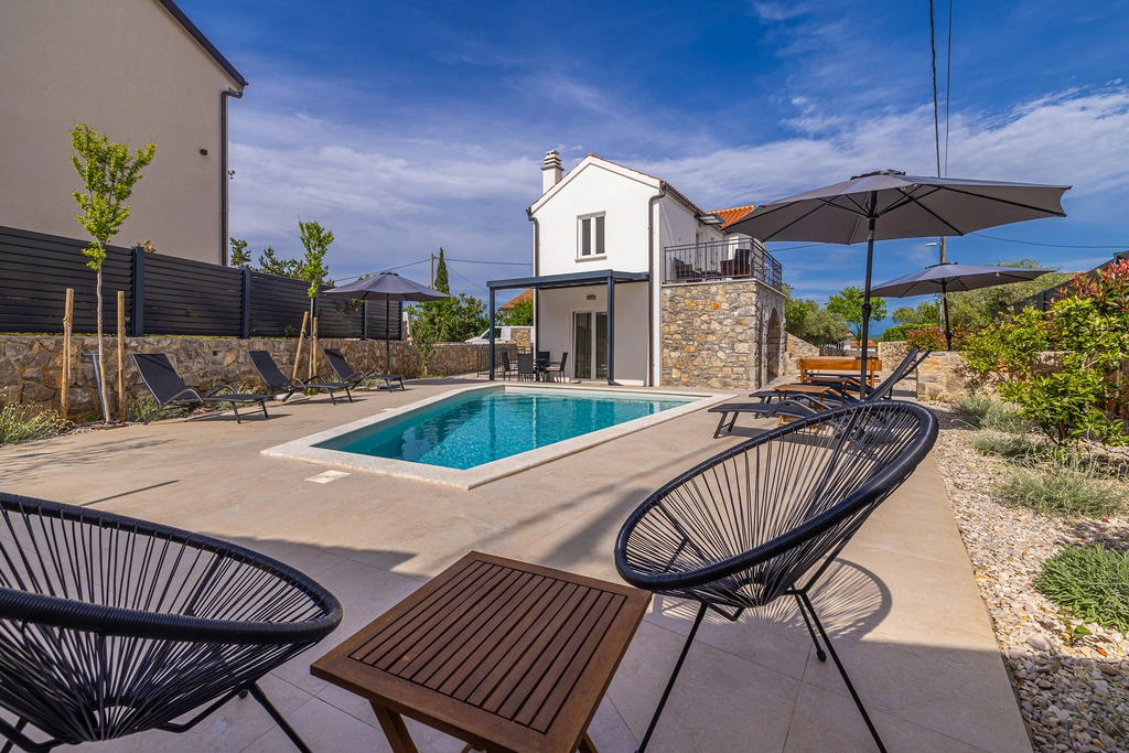 3-Bedroom Holiday House with Heated Pool in Lakmartin