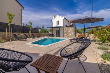 3-Bedroom Holiday House with Heated Pool in Lakmartin