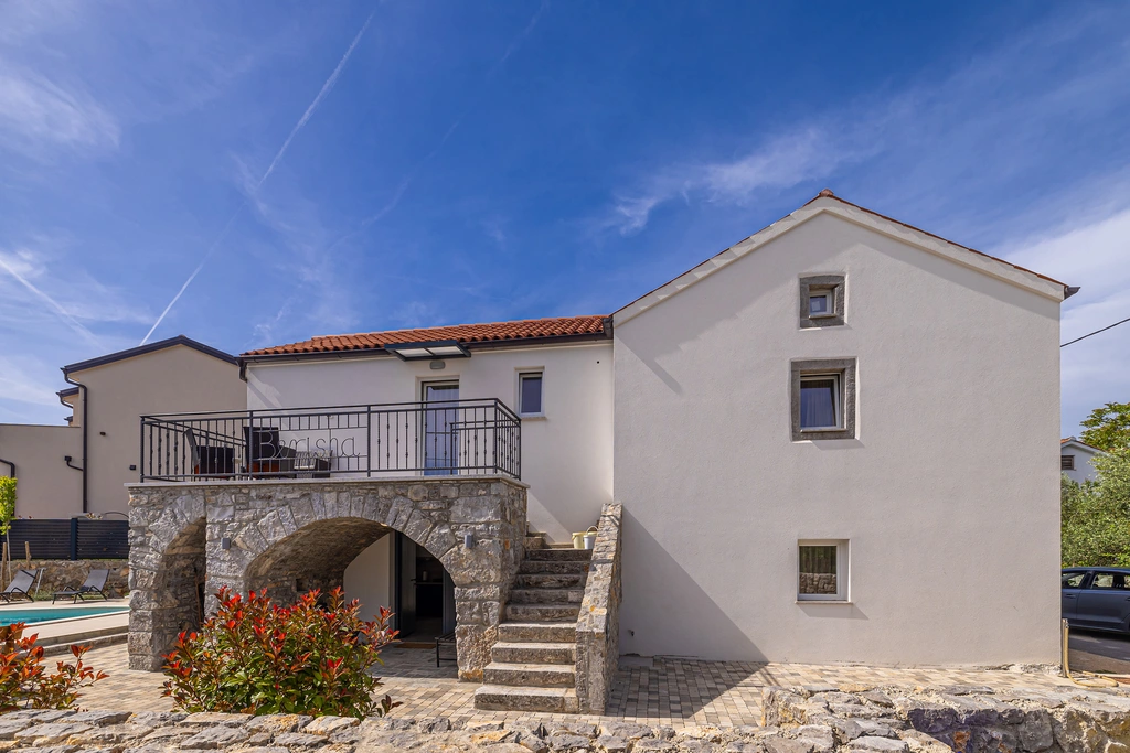 3-Bedroom Holiday House with Heated Pool in Lakmartin