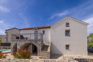 3-Bedroom Holiday House with Heated Pool in Lakmartin