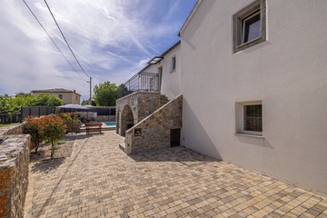 3-Bedroom Holiday House with Heated Pool in Lakmartin