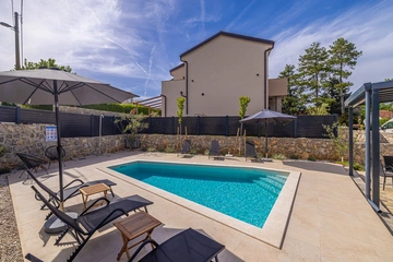 3-Bedroom Holiday House with Heated Pool in Lakmartin