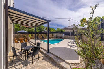 3-Bedroom Holiday House with Heated Pool in Lakmartin