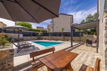 3-Bedroom Holiday House with Heated Pool in Lakmartin