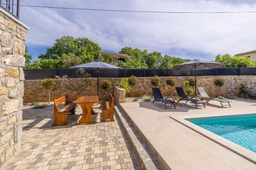 3-Bedroom Holiday House with Heated Pool in Lakmartin