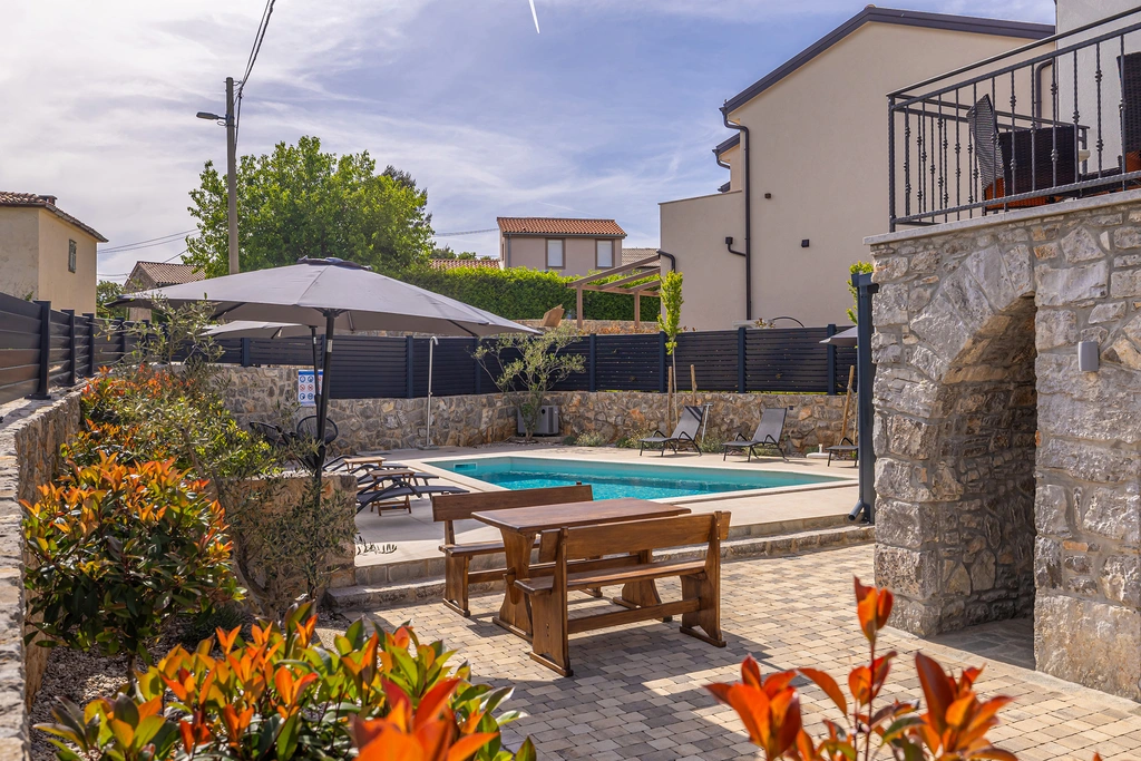 3-Bedroom Holiday House with Heated Pool in Lakmartin