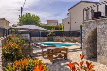 3-Bedroom Holiday House with Heated Pool in Lakmartin