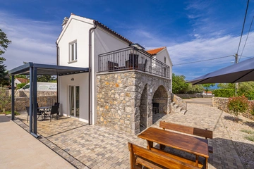 3-Bedroom Holiday House with Heated Pool in Lakmartin