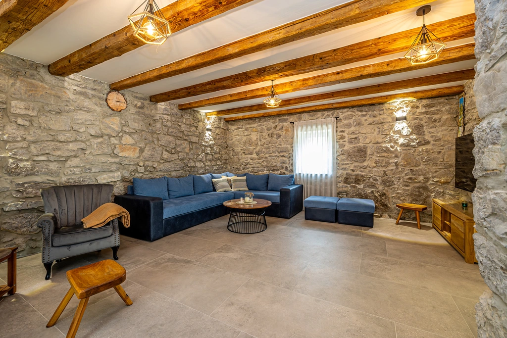 3-Bedroom Holiday House with Heated Pool in Lakmartin